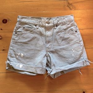 Vintage Levi’s 550 denim cut off shorts.